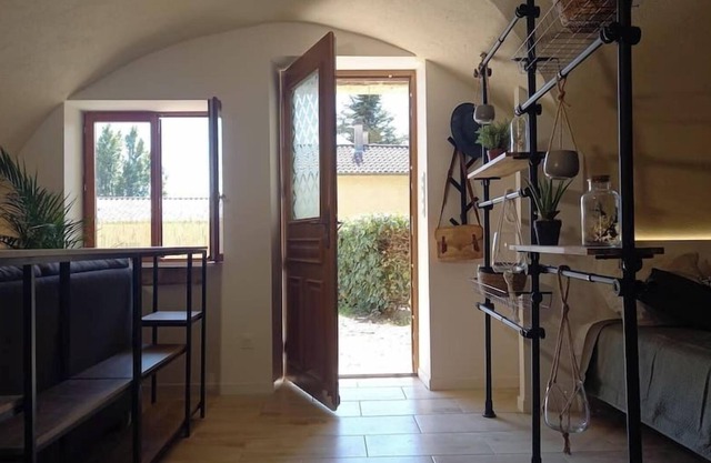 Large studio with garden and free parking