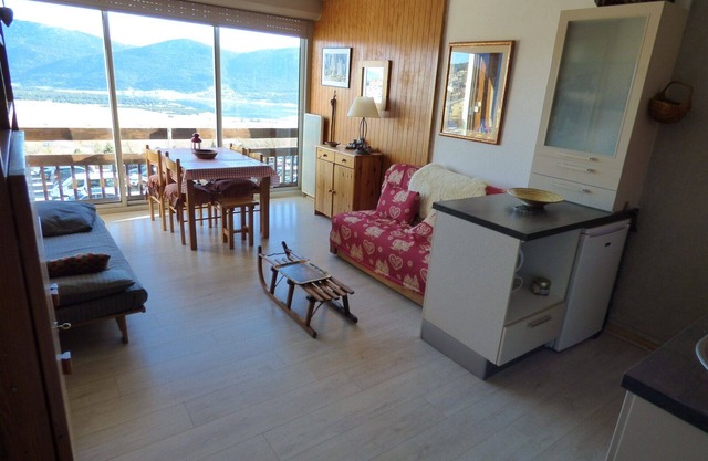 Gran estudio con cabina pie de las pistas con vista panoramica