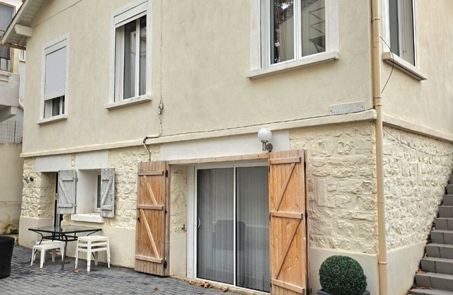 Large T5 near town center with terrace and private pool