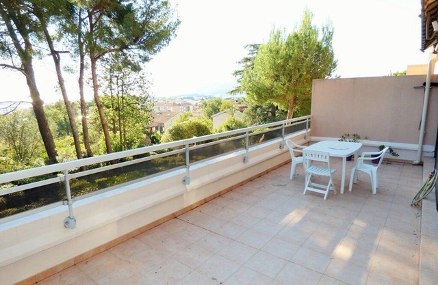 ¡Gran terraza de 30 m² con vistas al mar! Aparcamiento privado.