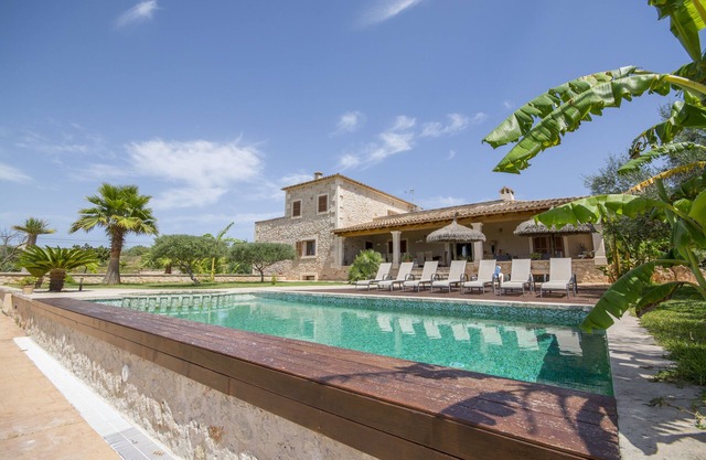Amplia Villa con piscina y jardín para disfrutar con la familia y amigos