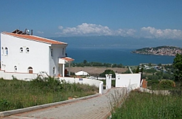 Villa con piscina privada y vista al mar.