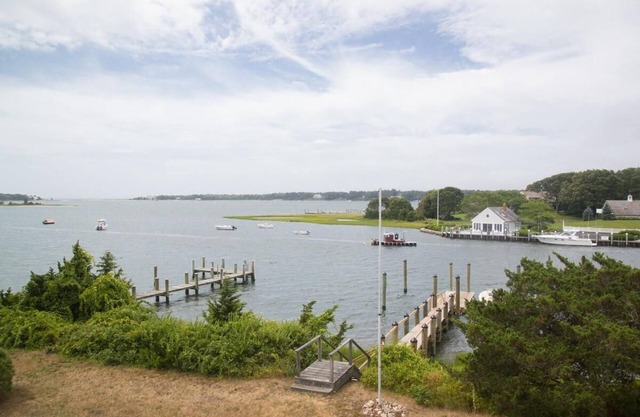 Disfrute de los barcos a medida que avanzan desde esta gran y clásica casa de verano de Cape Cod
