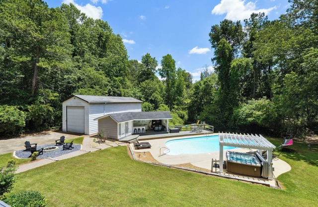 Hermosa propiedad privada grande en 16 acres con piscina, jacuzzi, área de juegos y más.
