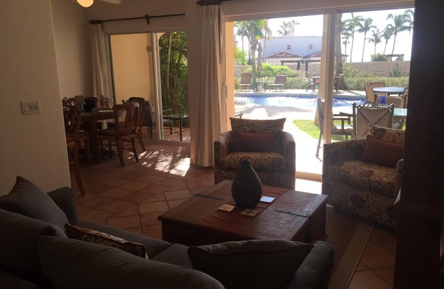 Las Mañanitas - Frente a la playa en planta baja 1BR Condo, piscina semi-privada