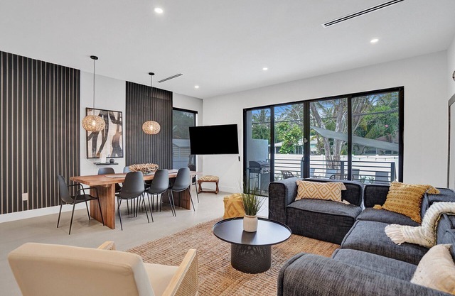 Las Olas Designer Retreat With Heated Pool!
