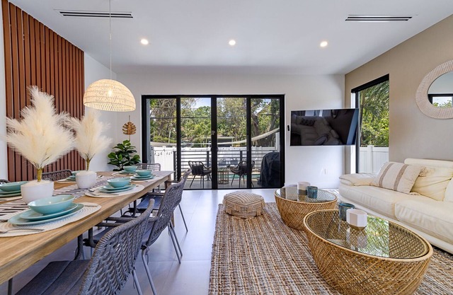 Las Olas Designer Home with heated pool - Must!