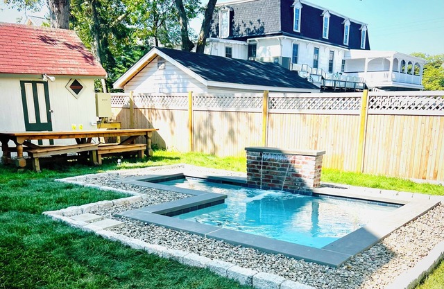 Last Min deal 7/6-7/13 - 3 night min. Jackson St with pool.
