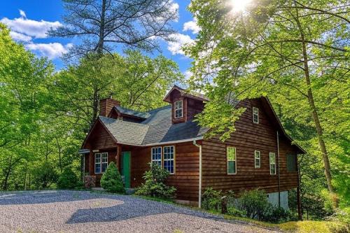 Laurel Cottage, 685 FREE tickets each paid day, Hot Tub, Pool Table!