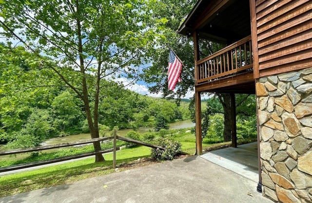 Laurel Winds-Riverfront, WIFI, Fireplace, Firepit, Covered Porch