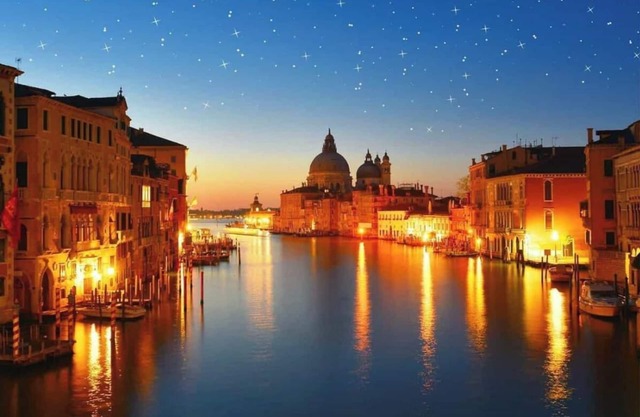 Lavish 270m² Venetian Apartment with Grand Living Room and Historic Elegance