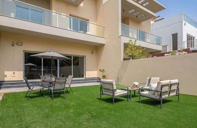 Lavish 3BR Villa with Backyard in JVC - Sleeps 7!