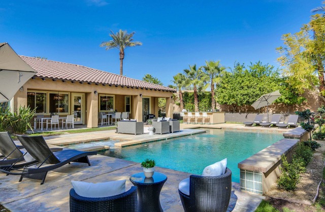 LUX 7BR Modern Estate - ¡Gestionado profesionalmente! Remodelado, piscina, spa, pozo de fuego