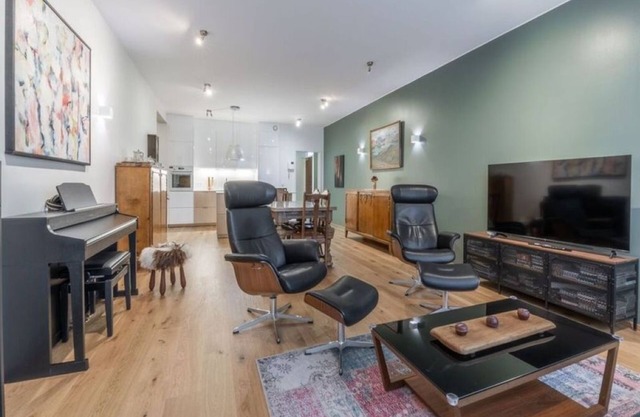 Laxi luxury apartments, family friendly, centre of Reykjavik. Private parking..