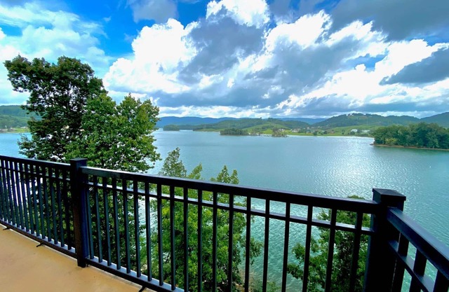 Lazy Days 3 br Condo on Cherokee Lake, POOL