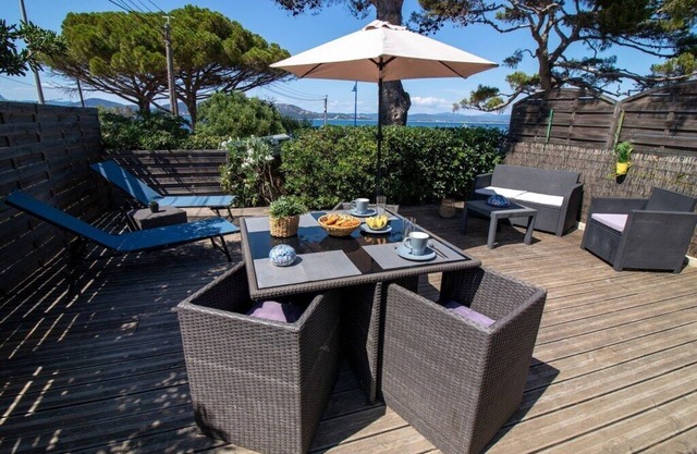 Le Bastidon-Estudio-Confortable-Baño con ducha-Vista al Mar