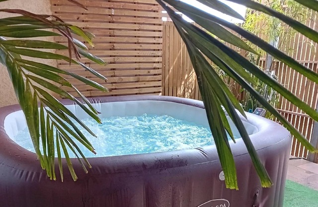 Le Chapeau de Paille, house with private Jacuzzi, between mountains and sea.