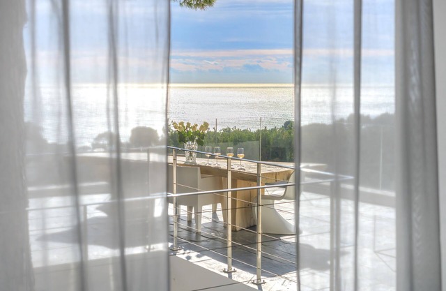 Alto Standing Villa 'Le Corbusier' dominante, con vistas panorámicas al mar