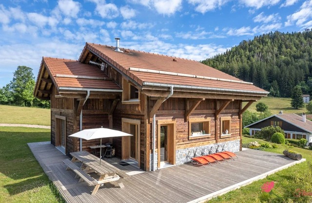 Le Domaine des Fleurs, Chalet La Reine des Prés 5* with sauna and swimming pool
