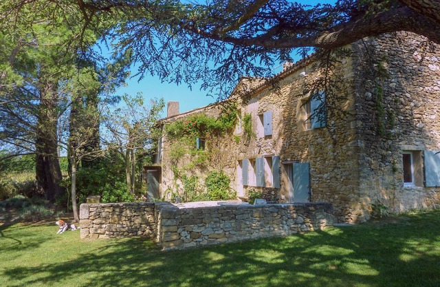 Le Mas Charpin se encuentra en el sur de Luberon en Puyvert; Lourmarin está a 2 km.