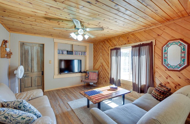 Lead Hideaway w/ Fireplace, Grill & Deck!