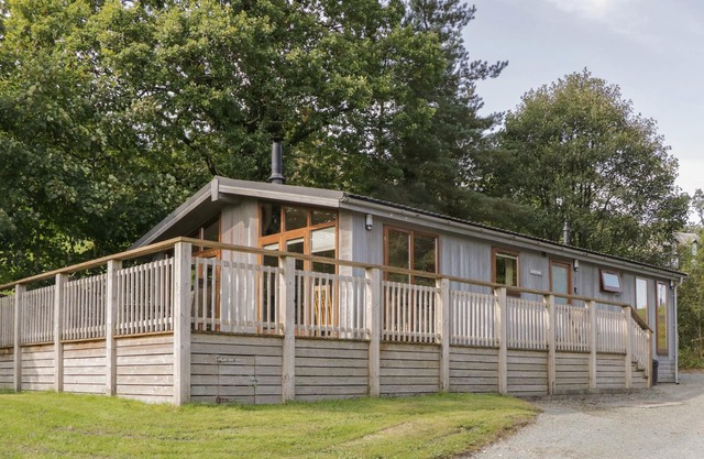 LEAFY NOOK, pet friendly, with open fire in Hawkshead