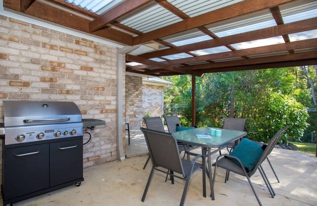 Leafy Retreat - only a short walk to the Ulladulla township that has the Ulladulla Harbour, restaura