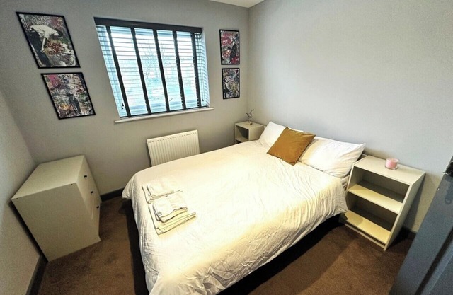 Leamington Spa-3 Bed-Sleeps 6-Garden-Pets-Parking