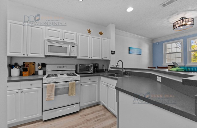 Legacy Villa #1004 "Sunshine Vibes" Just a few minutes walk to the beach.