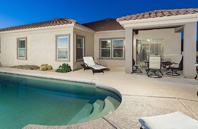 2020 ESPECIAL Legend Oasis Spectacular 4 BR / PVT Pool / Golf / Scottsdale