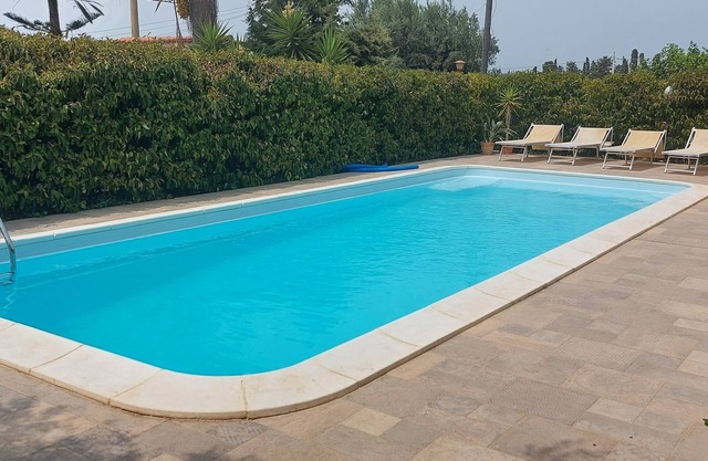 Villa de limón en la pequeña cala de Paternella.