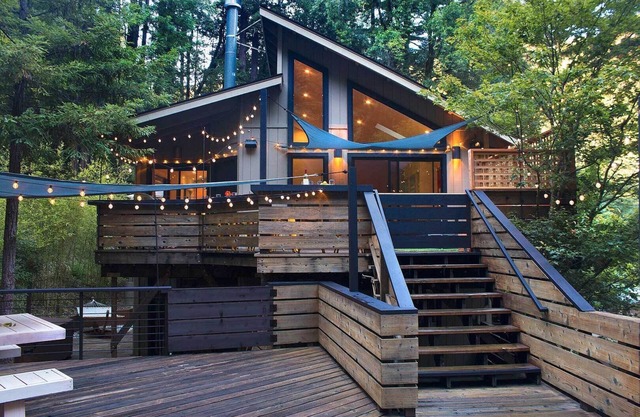 Leo's Lodge - ¡Piscina, bañera de hidromasaje, se admiten perros! Cerca del centro y el río ruso!