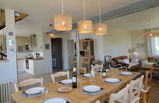 LES GANIVELLES Family home Beach access on foot in 5' Sea view, enclosed garden