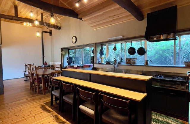 Let's "do nothing" in the tranquil mountains. [Empanada specialty store attached].