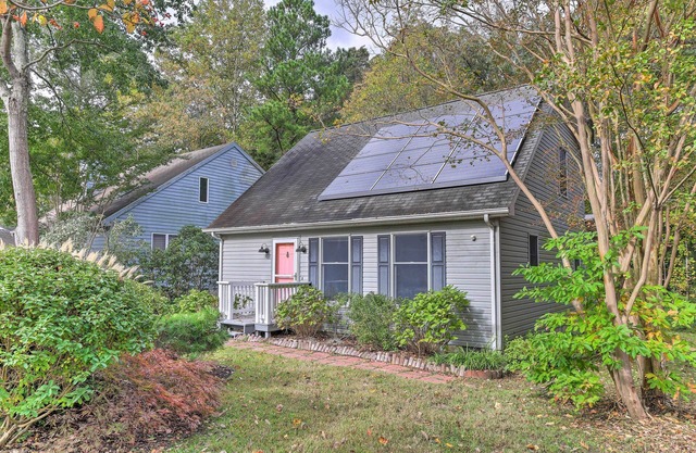 Lewes Cottage w/ Pool Access: 10 Mi to Beach!