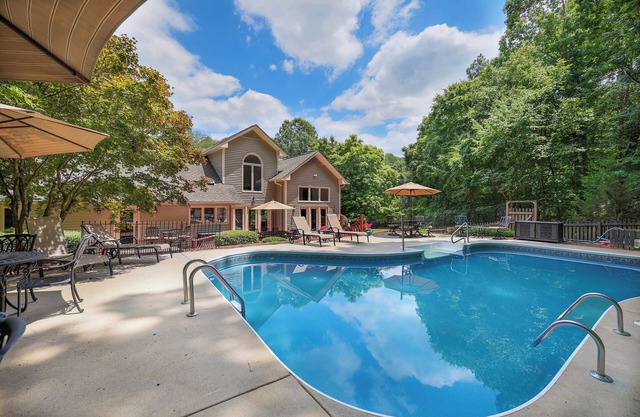 Lg Pool House w/ Hot Tub Central to RTP*Pool Open*