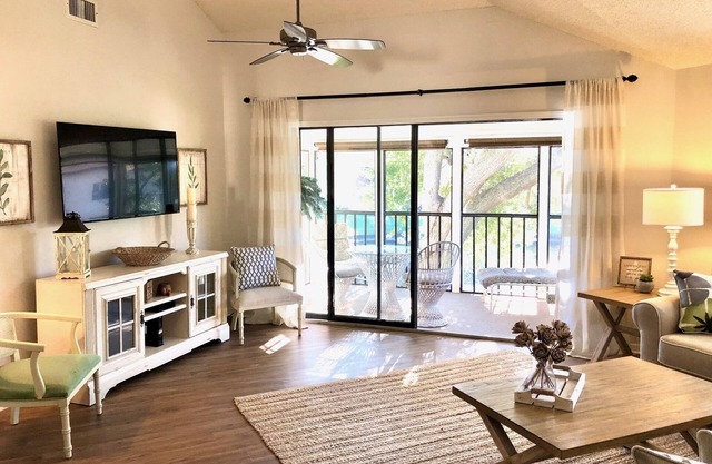 Light and Airy Shorewalk Condo - ¡Nuevo listado!