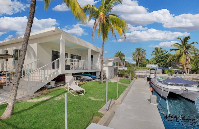 Light & Bright 2-Bedroom Home + Office, Oceanside Canal, MM105, Upper Key Largo