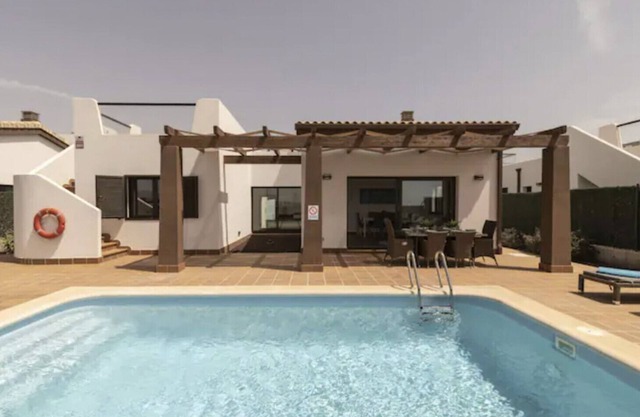 Lightbooking Pueblo Majorero piscina climatizada Jove 10