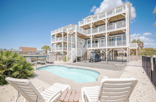 Lighthouse: Oceanfront with Pool and Elevator Near Fishing Pier