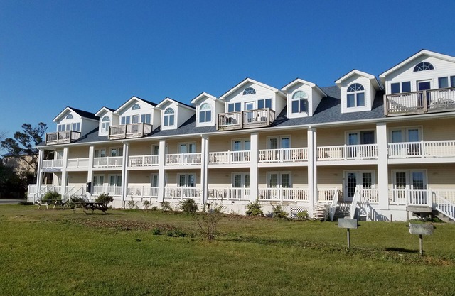 Escape to 10 at Lighthouse Villas: Condominio de un dormitorio ubicado en el centro de Ocracoke Village.