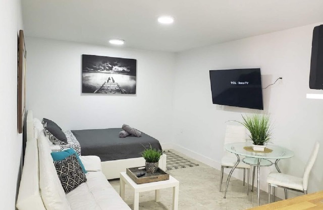 Lil' n' Cozy Studio ❤ Near FLL Beach, Las Olas Shops & Nightlife