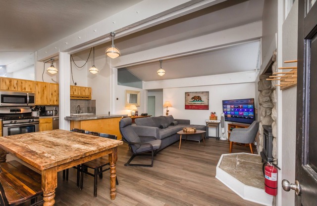 Lily Pad Modern w/Games, Smart TV's and HOA Amenities (Gym/HotTub/Sauna/Pool)