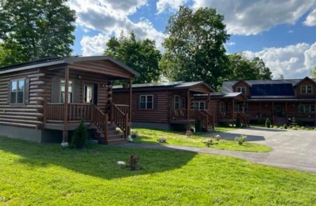 Lincoln Log Cabins - Baby Bear