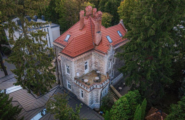 Lion's Castle Hotel