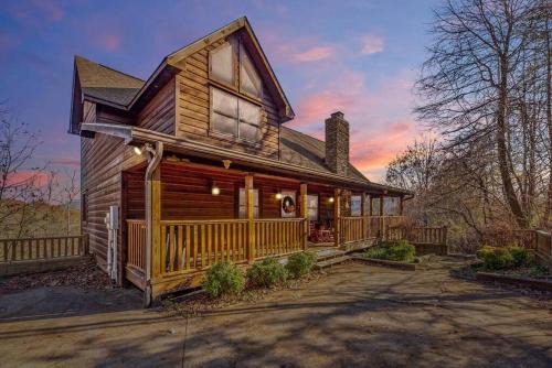 Little Cub Cabin I Spacious Exquisite View 3 King Hot Tub & BBQ