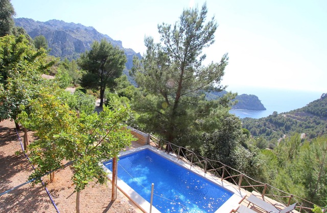 Casita en Cala Tuent con vistas al mar y montaña. Piscina privada y WIFI free.