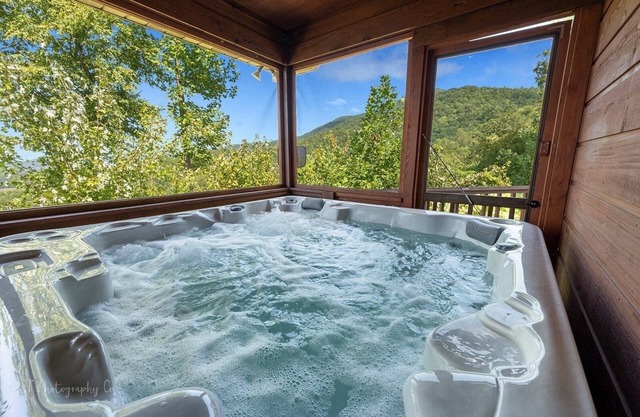 Little Little (2-Bedroom Cabin) with Mountain view - Pets Allowed by RedAwning