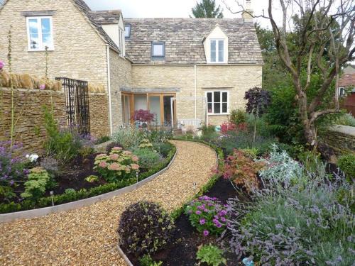 Little Maunditts Cottage - quiet location in charming Cotswold village