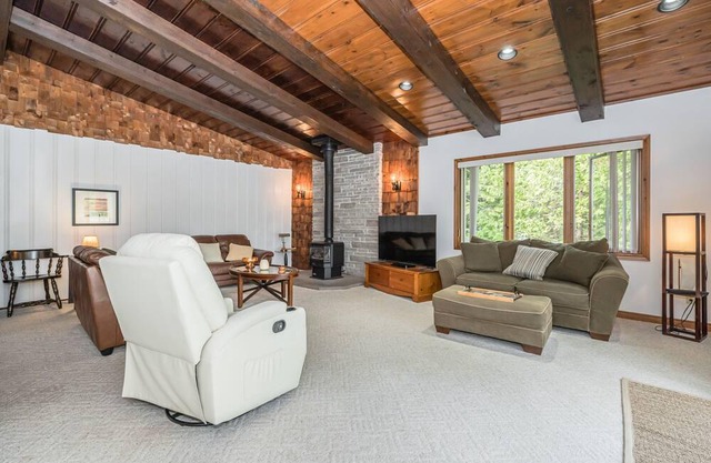 Little Point, a classic lakeside cottage